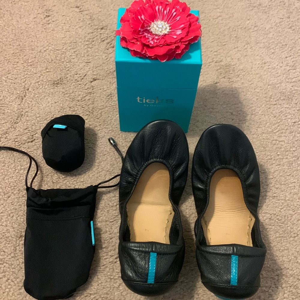 Size 7 Black Tieks